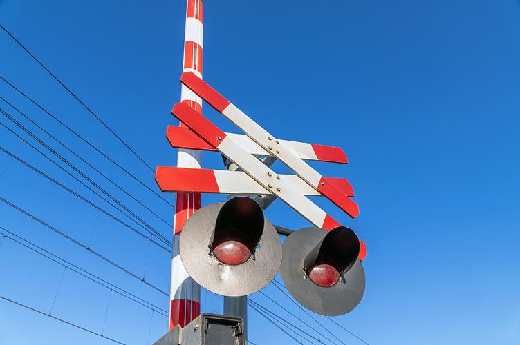 十字路口铁路信号的低角度视图图片